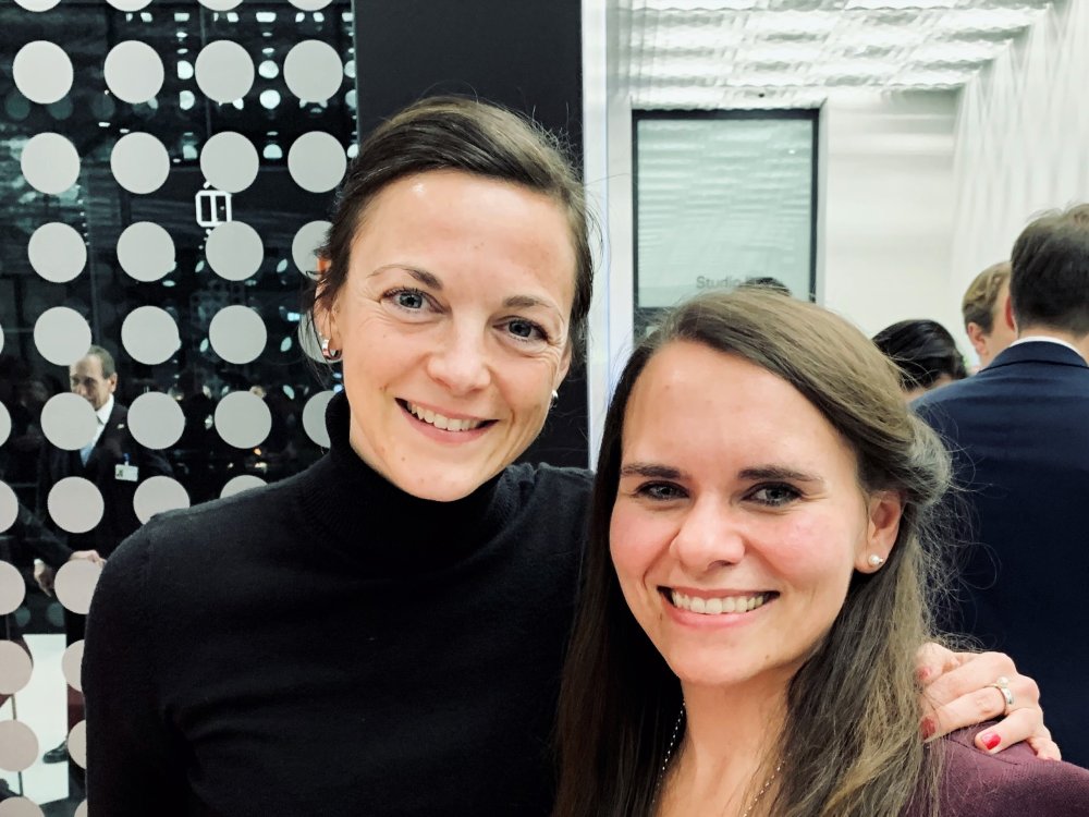 Stefanie Jordt (re) und Dr. Kirsten Mikkelsen feiern den gemeinsamen Erfolg der Gründungsaktivitäten auf dem Campus.