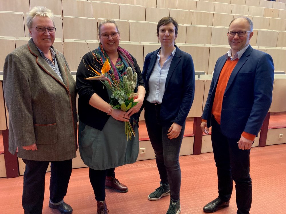 JoylnMuijsers nimmt die Glückwünsche der stellvertretenden Senatsvorsitzenden Janntje Böhlke-Itzen, (2.v.r.), Hochschulpräsident Dr. Christoph Jansen und Kanzlerin Sabine Christiansen entgegen. 