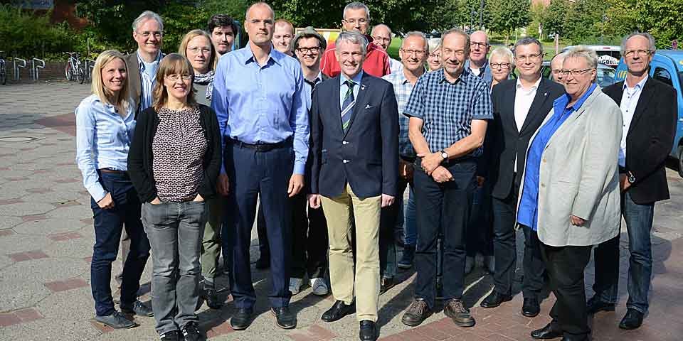 Der neue Senat der Hochschule Flensburg hat Prof. Sander Limant (vorne links) zum neuen Vorsitzenden gewählt. Auch Prof. Dr. Holger Watter, Präsident der Hochschule, und das Präsidium gratulierten.