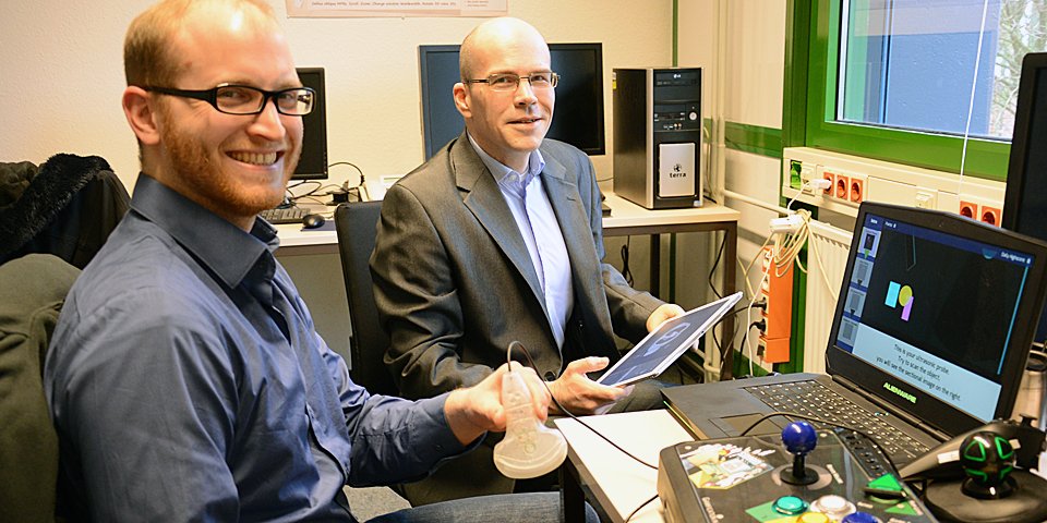 Henner Bendig (li.) und Benjamin Schulz in ihrem Büro in der Hochschule Flensburg