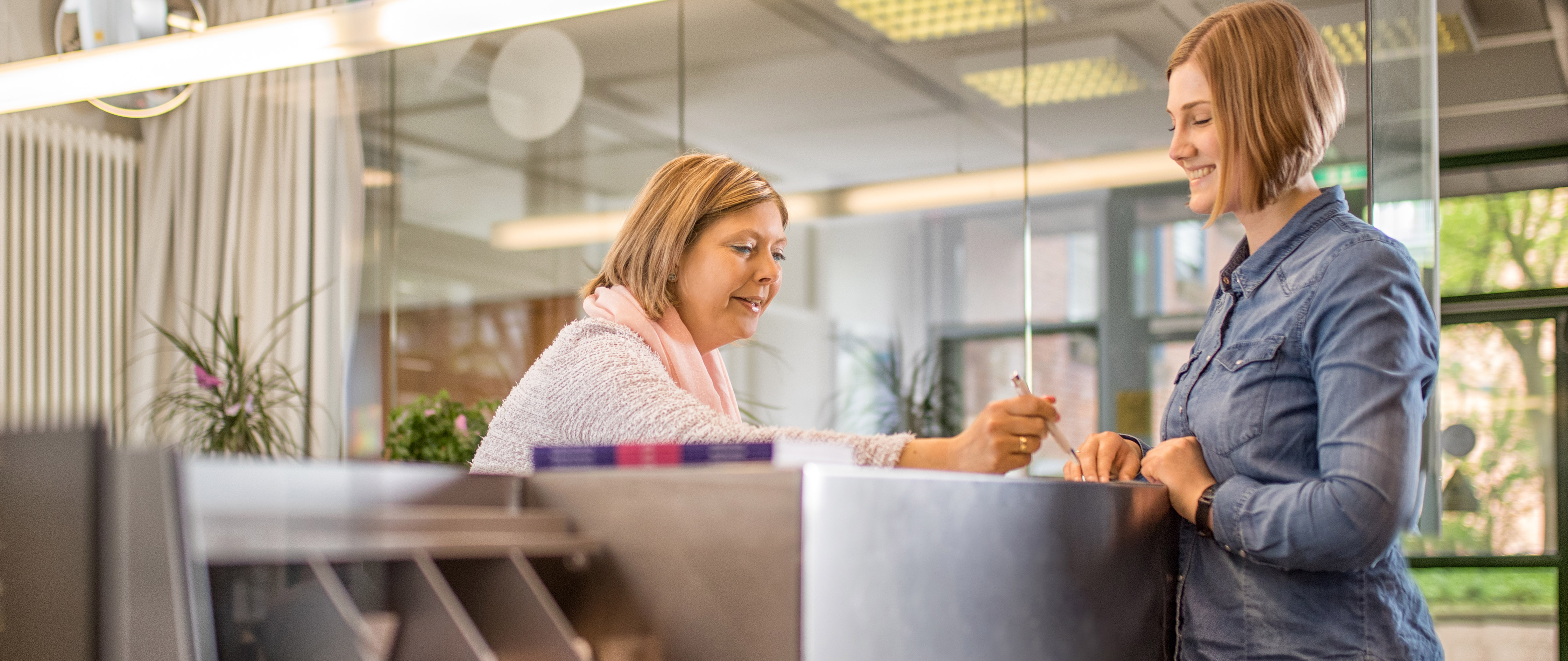 Studentin wird am InfoPoint beraten.