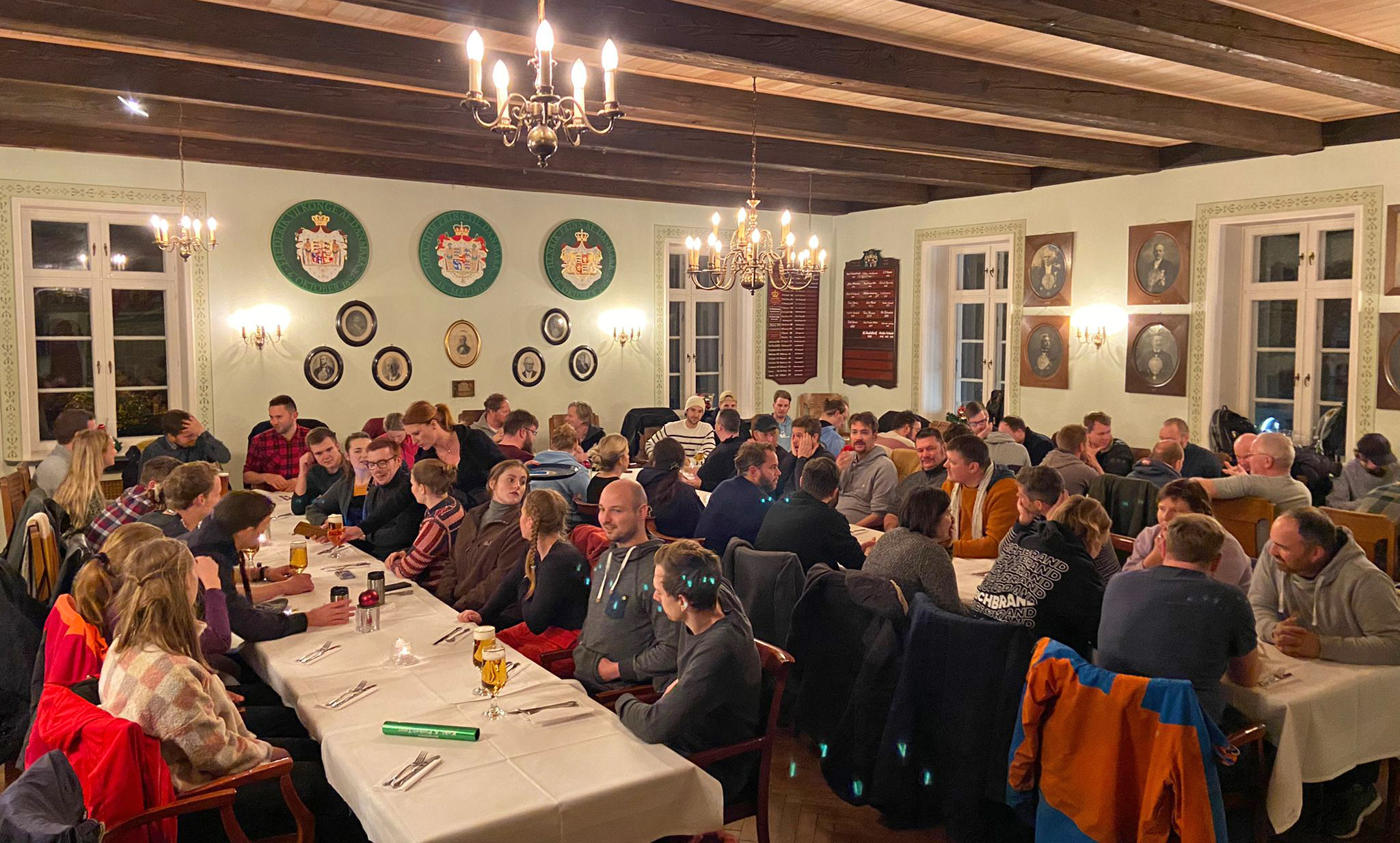 Teilnehmer der KoPi-Tour 2022 beim Abendessen in der Knudsborg