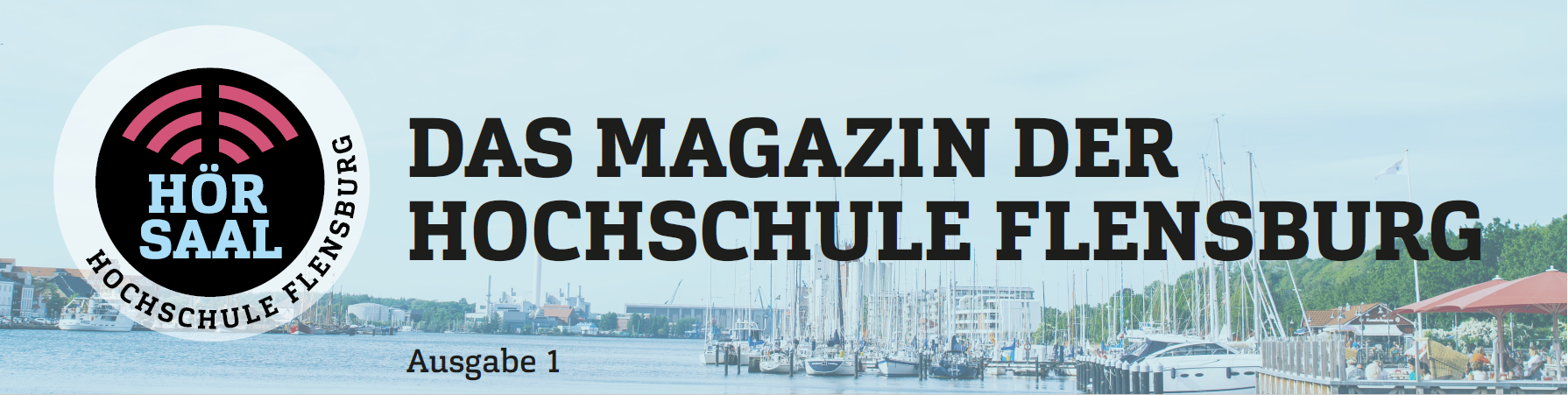 Im Hintergrund: Hafenpanaroma Flensburgs, hellblau. Darüber: Logo "Hörsaal mit angedeuteten Stuhlreihen, groß in schwarzer Schrift: Das Magazin der Hochschule Flensburg. Ausgabe 1