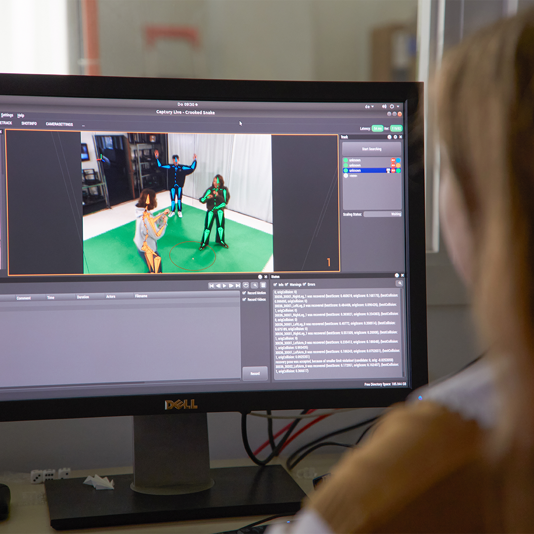 Unscharfer Kopf vor einem Bildschirm auf dem Menschen im Green Screen-Studio zu sehen sind.