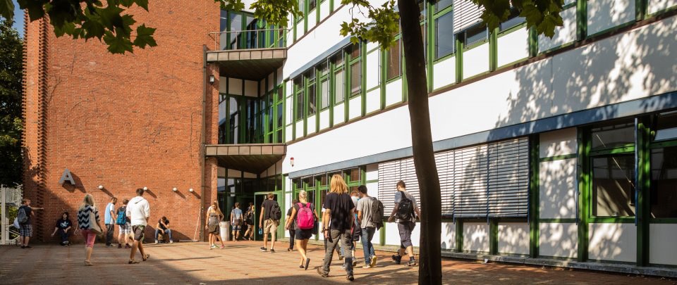 Studierende vor dem A-Gebäude im Sommer