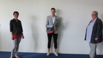 Gratulieren Henning Moeskes zum erfolgreichen Abschluss: Kanzlerin Sabine Christiansen (rechts) und Ausbilderin Petra Vogt. 