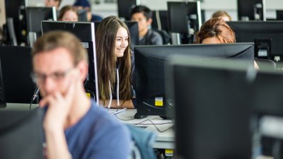 Lernen auf Distanz ist bei Laborübungen möglich. Für Erstsemester werdn Präsenz-Veranstaltungen angeboten.