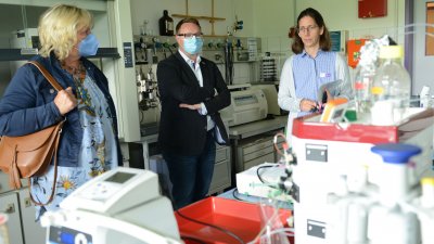 Prof. Dr. Antje Labes (re) zeigt Jette Waldinger-Thiering und Christian Dirschauer das Zentrum für Analytik im Technologietransfer für Biotech- und Lebensmittelinnovationen (ZAiT).
