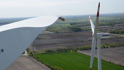 Über die Rotorblätter von Windenergieanlagen soll Wasser in die Atmosphäre gebracht werden, wo es in Form von Wassertröpfchen oder Wasserdampf vom Wind verteilt wird.
