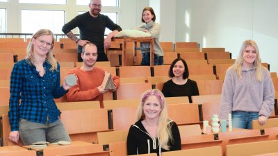 Bald in den Regalen: Die Studierenden der Hochschule Flensburg mit ihren nachhaltigen Produkten die sie unter Betreuung von Prof. Dr. Nelly Oelze (vorne) und Prof. Angela Clemens (sitzend Mitte) für das dänische Unternehmen JSYK entworfen haben.