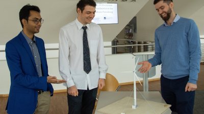 Sie freuen sich über das Projektergebnis: Die Studenten Abhishek Sanyal, Flemming Ohlsen und Mikita Dzemko (v.l.n.r.) an dem Modell der speziell für Entwicklungsländer konzipierten Windenergieanlage Optimus 60.