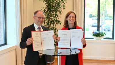 Ein Beitrag zur Qualitätsverbesserung in der Pflege und für mehr Fachkräfte: Wissenschaftsministerin Karin Prien und Hochschulpräsident Dr. Christoph Jansen unterzeichneten eine Vereinbarung zur Schaffung eines Studiengangs Pflege. 