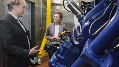 Interessiert am Gasmaotor: Prof. Dr. Michael Thiemke erklärt Simone Lange, wie der neue Gasmotor funktioniert.