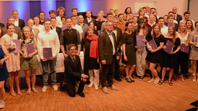Geschafft: Die Absolvent*innen der Hochschule Flensburg feiern ihren Abschluss. 