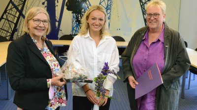 Glückwunsch! Kanzlerin Sabine Christiansen (li) und Personalchefin Dörte Schläger-Carstensen gratulieren Mara Peters zum Abschluss ihrer Ausbildung.