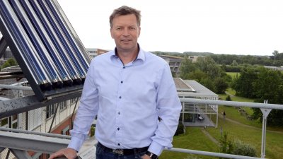 Ilja Tuschy hat mit seinem Team am Zentrum für nachhaltige Energiesysteme (ZNES) in einem Forschungsprojekt die Möglichkeiten des Einsatzes der Solarthermie für die Nah- und Fernwärmeerzeugung untersucht. 
