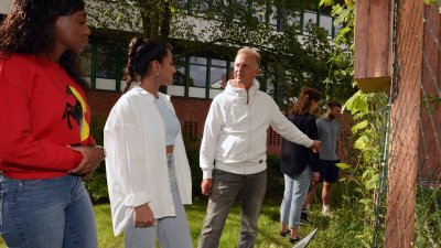 Hochschul-Braumeister Holger Blawatt erklärt im Hopfenlehrgarten die verschiedenen Hopfenarten.
