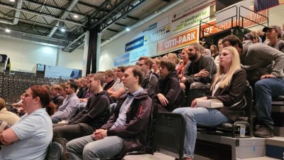 Endlich wieder in Präsenz: Die Begrüßung der Erstsemester in dert Flens Arena.