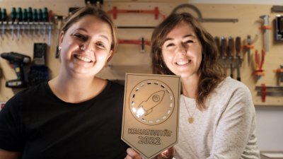 Die wissenschaftlichen Mitarbeiterinnen Nele Tuznik und Franka Heers freuen sich über die Auszeichnung
