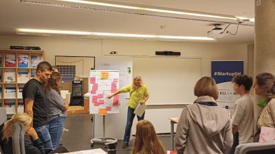 Design Thinking-Expertin Inga Wiele erläutert den Teilnehmenden die nächsten Schritte. 