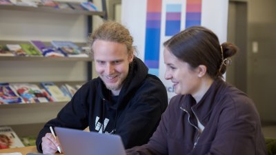 Symbolbild: Zwei Menschen sitzen vor einem Laptop