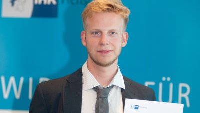 Jonas Weiß mit seiner Urkunde für den Rossenpreis