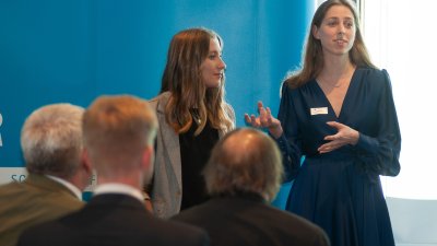 Sarina Marwedel erklärt den Ansatz ihrer Arbeit bei der Presiübergabe.