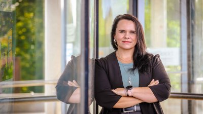 Stefanie Jordt lehnt an einer Glastür