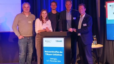 Gruppenbild mit MEnschen auf Bühnev
