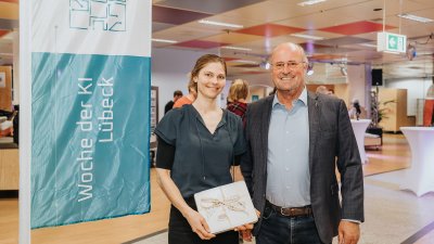 Ein Mann und eine Frau gucken in die Kamera