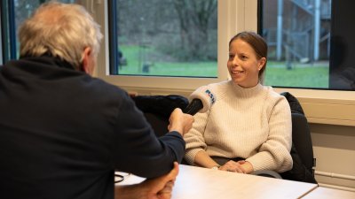 Britta Blotenbnerg spricht in ein Mikrofon, dass ihr ein Mann hinhält.
