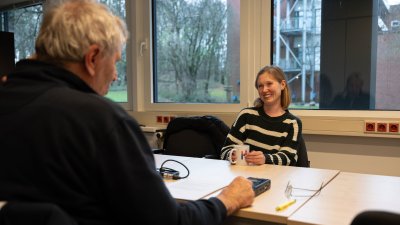 Lilith spricht in ein Mikrofon, das ihr hingehalten wird