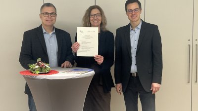 Der Kooperationsvertrag zwischen dem BBZ Sl und der Hochschule Flensburg ist besiegelt v.l.: Prof. Dr. Thomas Severin, Dekan Fachbereich Wirtschaft, Hochschule Flensburg, Kirsten Lemke, Schulleiterin und Geschäftsführerin des BBZ SL und Prof. Dr. Lasse Tausch-Nebel, Hochschule Flensburg
