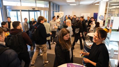 Viele MEnschen tummeln sich im Foyer des Hauptgebäudes