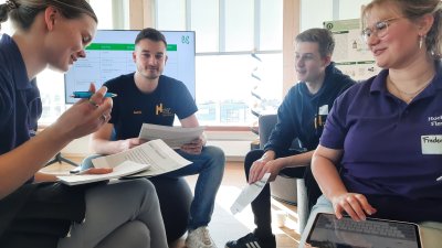 Man sieht vier Studierende in Gruppenarbeit