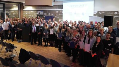 Gruppenbild mit vielen Menschen bei der Vergabefeier des Deutschlandstipendiums 2024