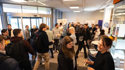 Viele MEnschen im Hochschul Foyer