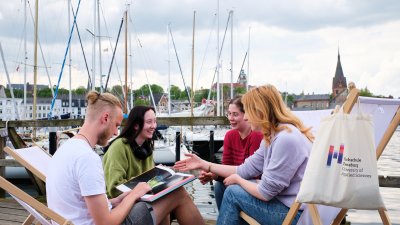 Menschen am Hafen