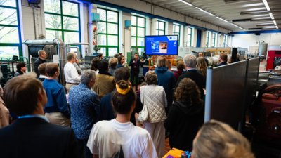 Menschenmenge in der Maschinehalle