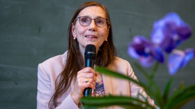 Eine Frau am Mikrofn