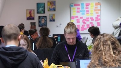 ein mann schaut auf seinen Laptop