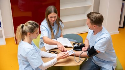 Menschen beim Blutdruckmessen
