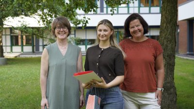 Drei Frauen in Reihe stehend 