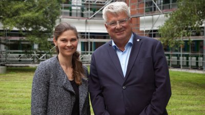 Ein Mann und eine Frau stehen neben einander und schauen in die Kamera