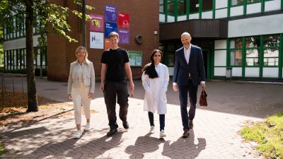 Vier Menschen laufen entgegen