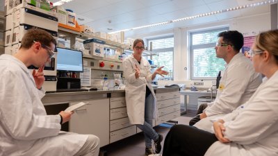 Den Weg von mariner Habitat zum biotechnologischen Wirkstoff verfolgen Studierende aus der Schweiz und Flensburg unter Leitung von Antje Labes während der Sommerschule - auch im Labor.