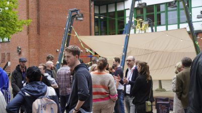 Menschen auf dem Campus
