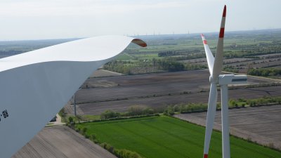 Blick von einem Windrad zum anderen