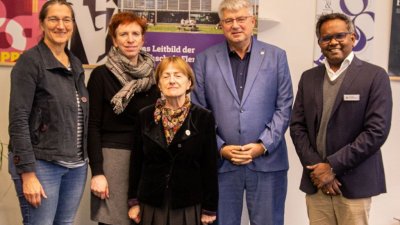 Fünf Menschen stehen nebeneinander und schauen in die Kamera