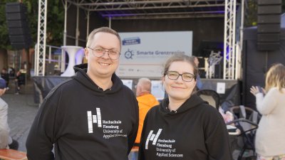 Eine Frau und ein mann schauen in die Kamera